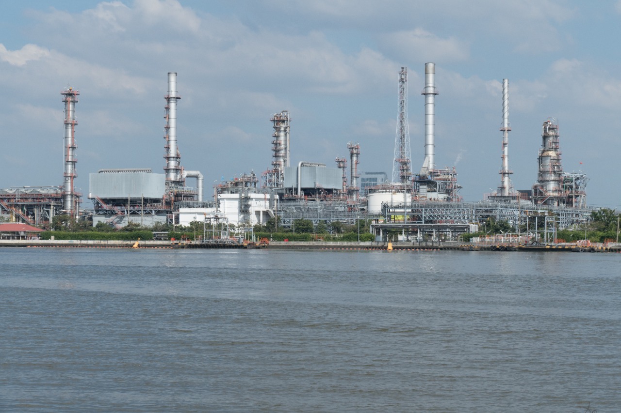 Air quality monitoring in petroleum refineries